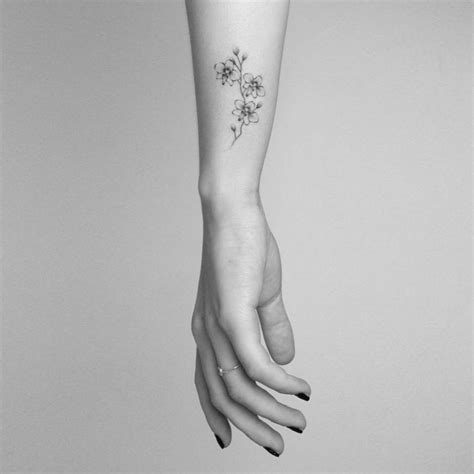 tatuaggio piccolo fiore|Tatuaggi piccoli: 300 immagini e idee per donna e。